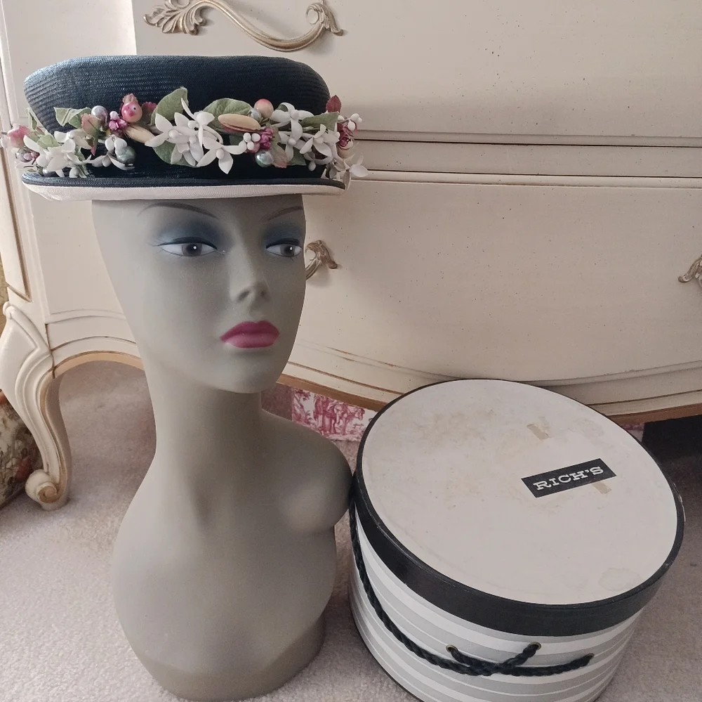 RARE AND STUNNING VINTAGE 1930S/ 40S BLACK STRAW HAT W/ VTG FLORALS AND FRUIT !